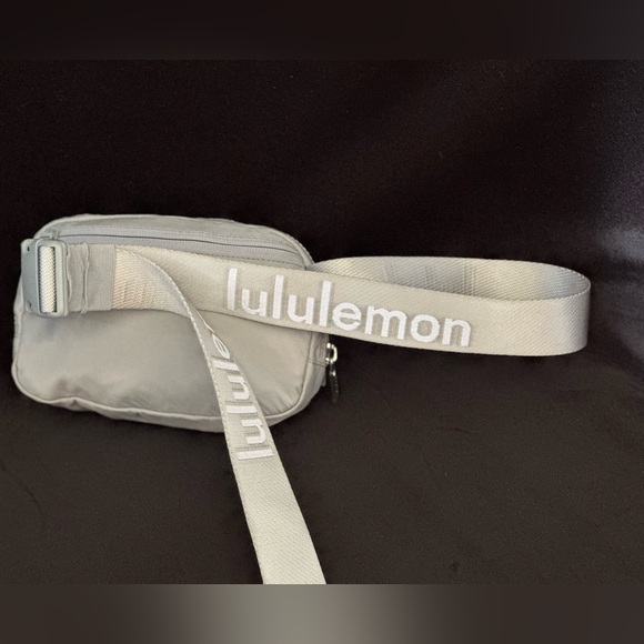lululemon Everywhere Belt Bag Crossbody Extended Strap color Silver/Gray - Picture 14 of 16